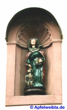 Hl. Elisabeth: Fassadenfigur an St. Elisabeth/Bamberg