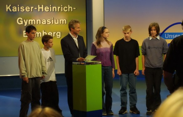 Moderator Werner Schmidbauer mit Preisträgern des Kaiser-Heinrich-Gymnasiums
