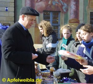 OB Herbert Lauer beim Einl�sen seiner Lose