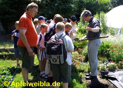 Prof. Krings demonstriert G�rtnererde.
