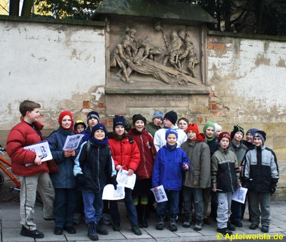 Sch�ler bei der Erkundung des Bamberger Kreuzweges