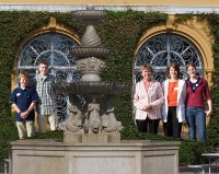 Annette Gl�ck-Schmidt mit Sch�lern des KHG vor der Evangelischen Akademie Tutzing